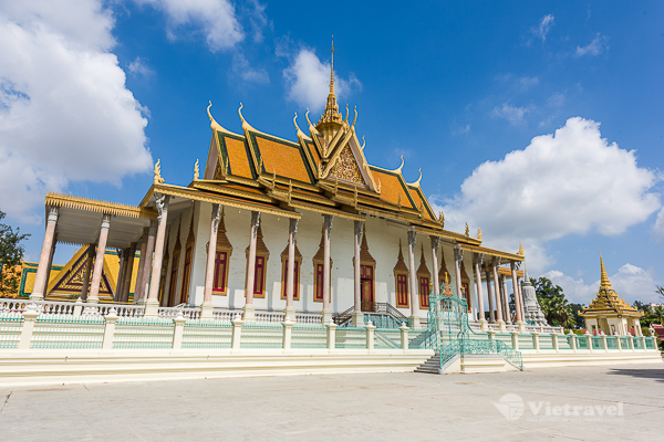 HÀ NỘI – PHNOMPENH                                                       (Trưa ăn nhẹ trên máy bay, tối) 